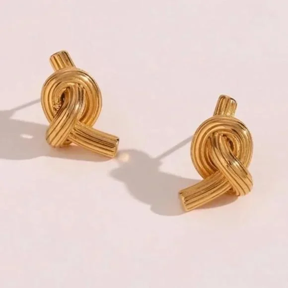 NEW MODERN 18K GOLD KNOT STUD EARRINGS, NICE EARRINGS, CUTE EARRINGS. - Picture 5 of 6